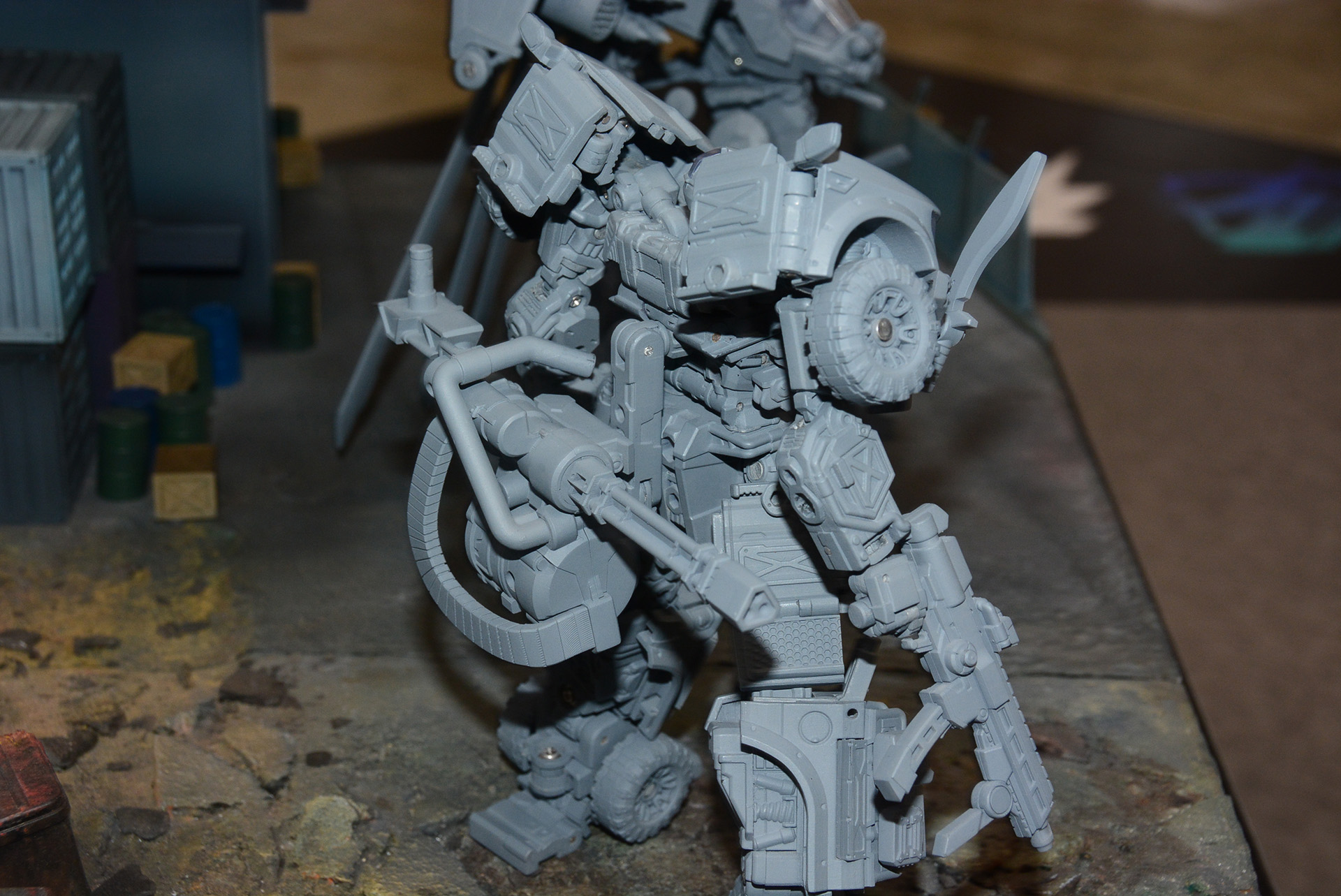 背中に巨大なミニガンがある