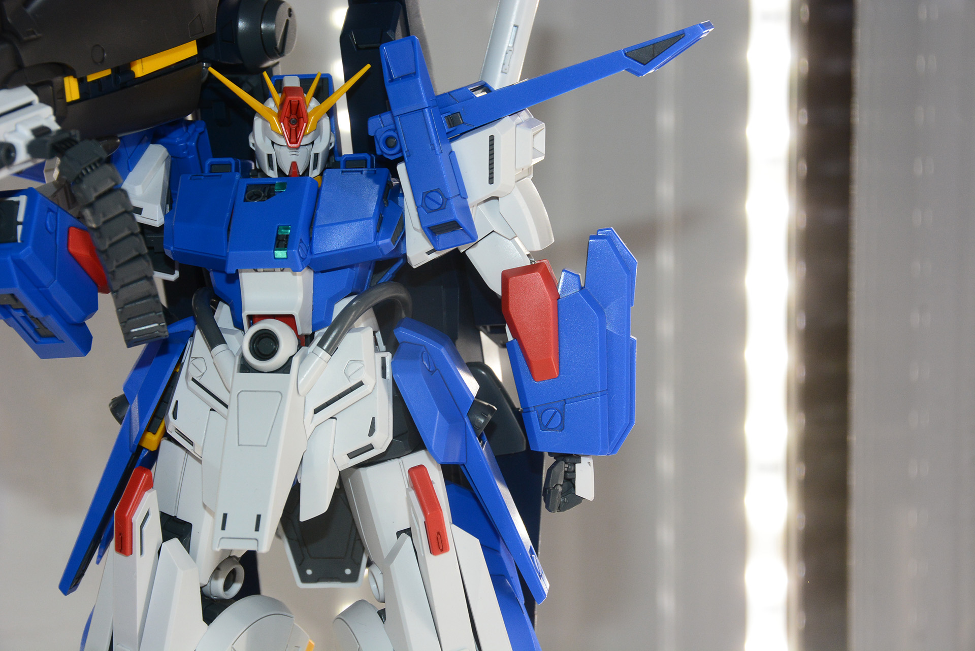 ベースとなるのは「MG 1/100 FAZZ Ver.Ka」だが、各部に調整が加えられている。前腕は再設計、可動域が広がっている