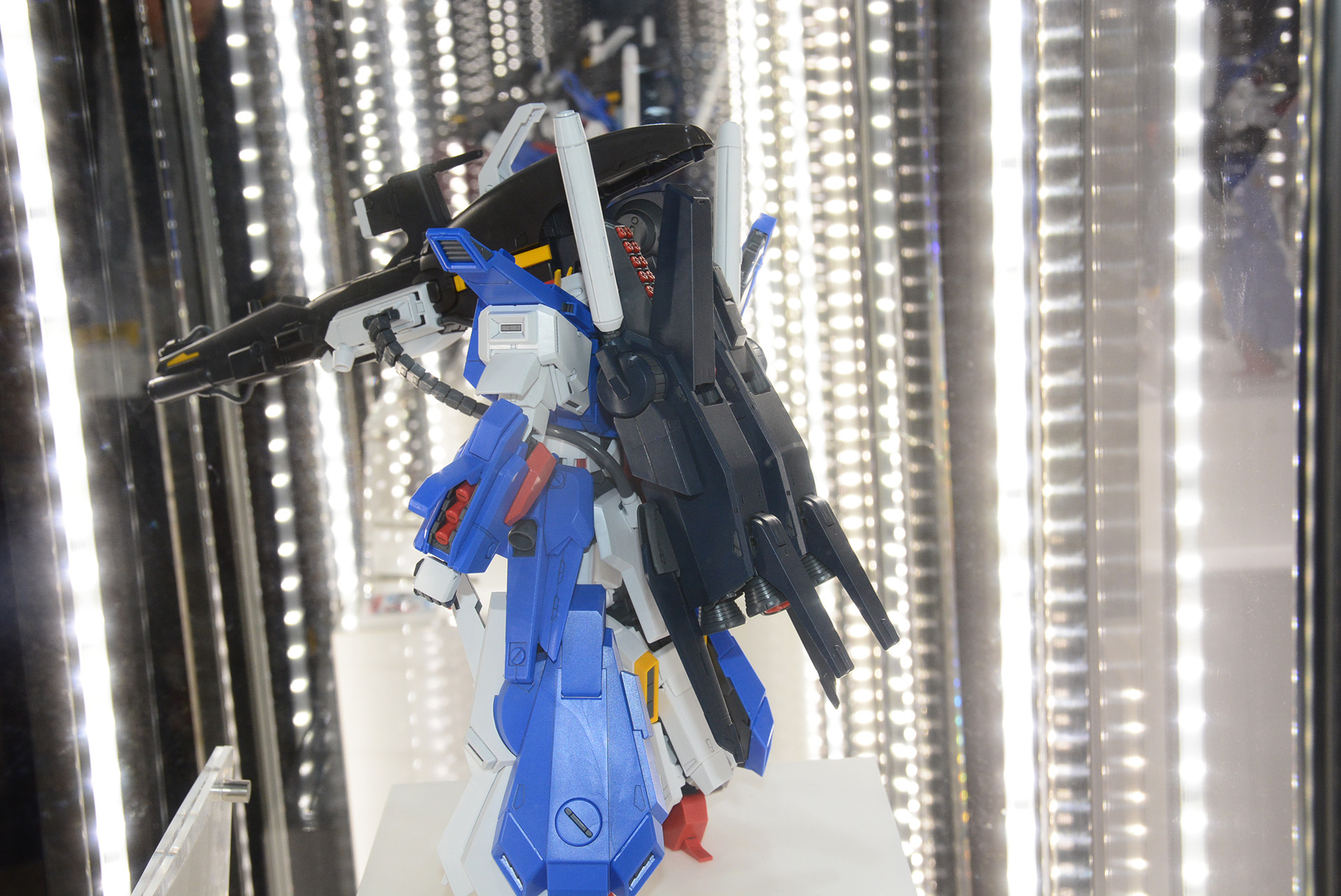 強化型ZZは大きなバックパックが特徴