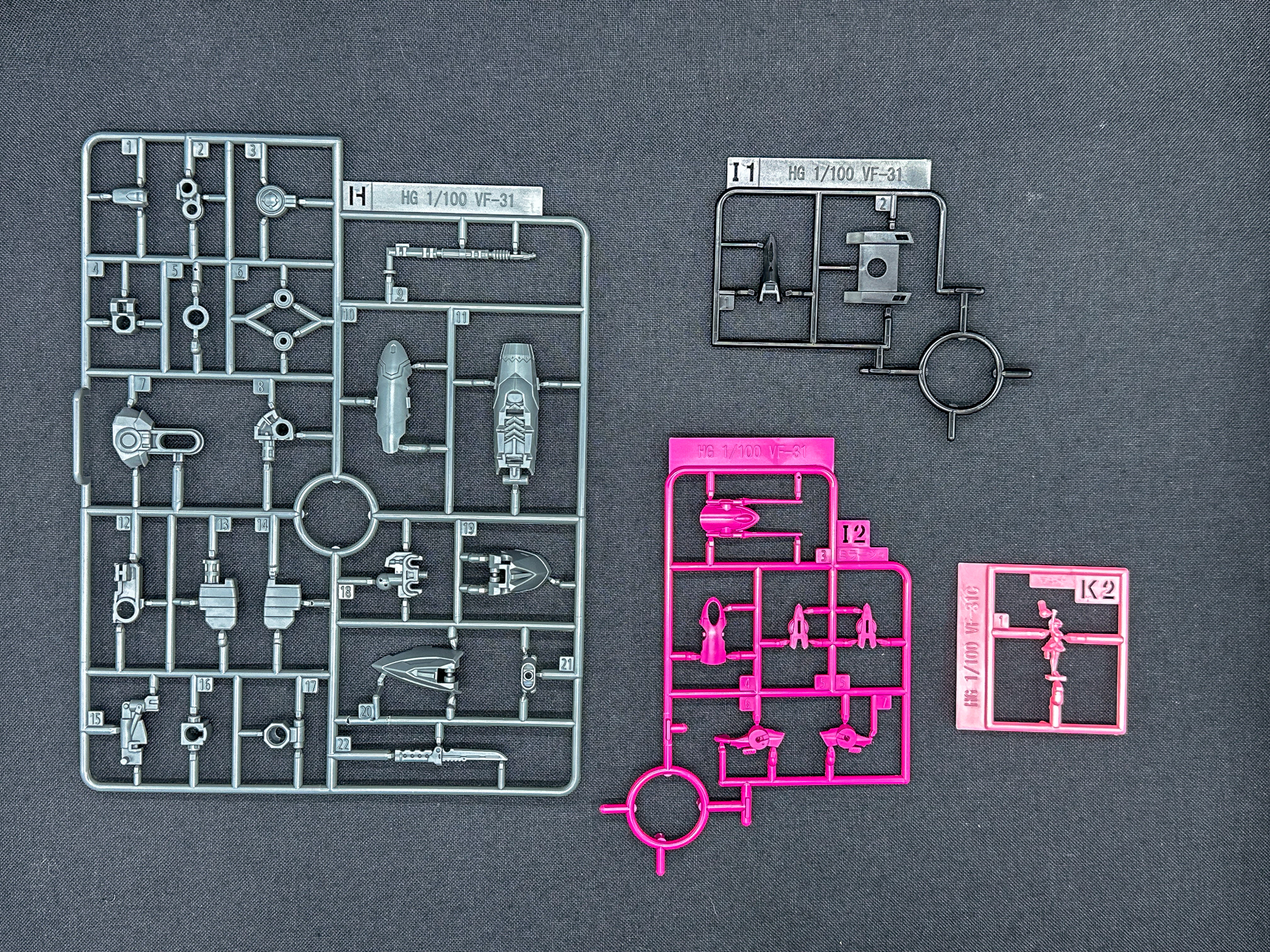 H、I1ランナーに変更点はありませんが、本キットには新規ランナーとしてI2ランナーが追加され、K2ランナーに含まれるマキナ・中島のフィギュアも新規造形パーツです。