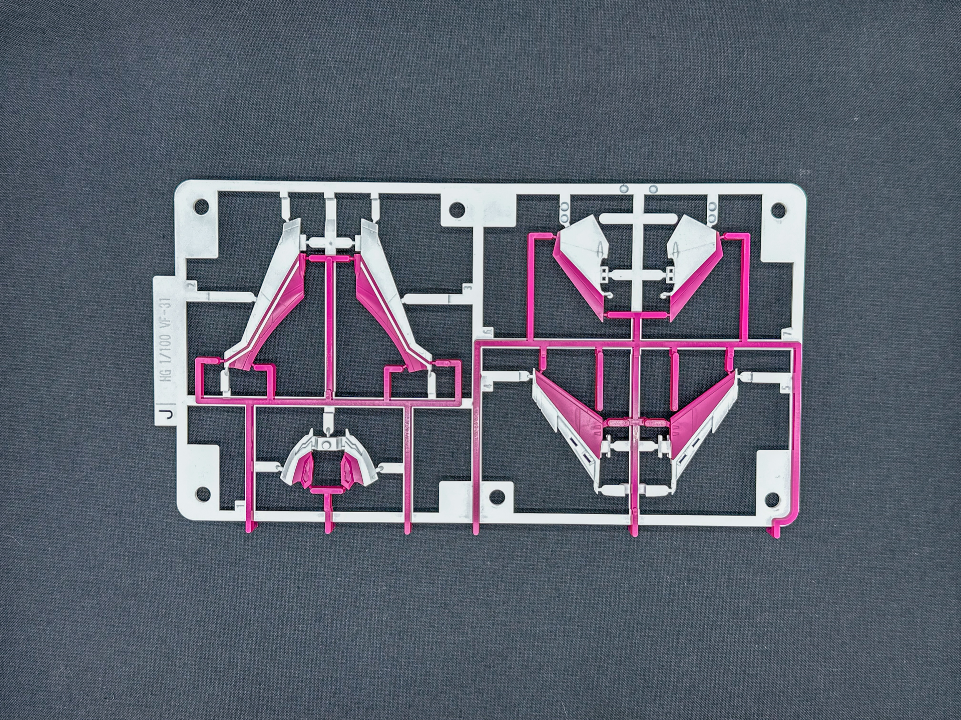 Jランナーに形状変更はなく、成型色が赤紫色と白色の2色です。