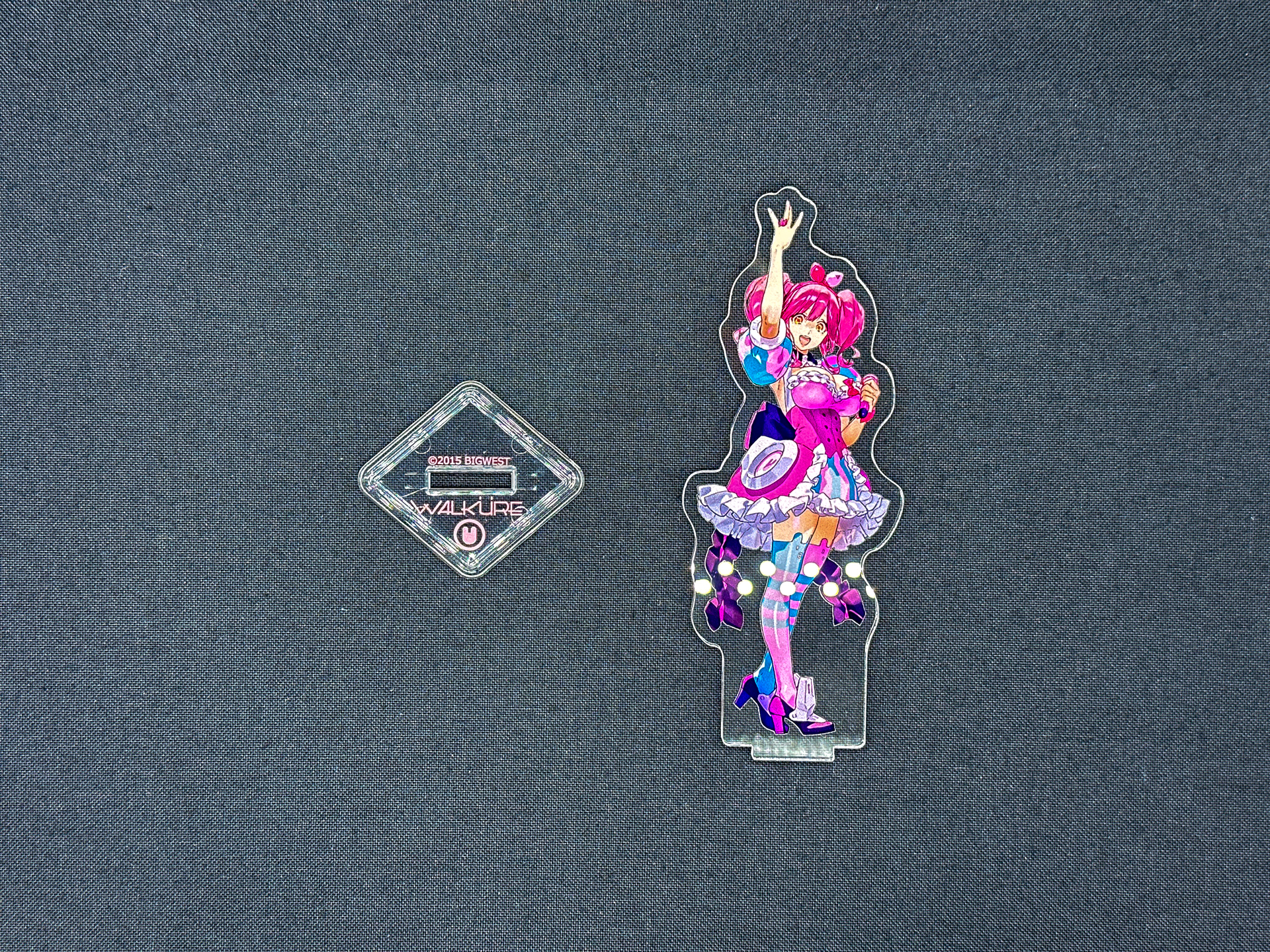 アクリルスタンドのマキナ・中島は両面印刷です。