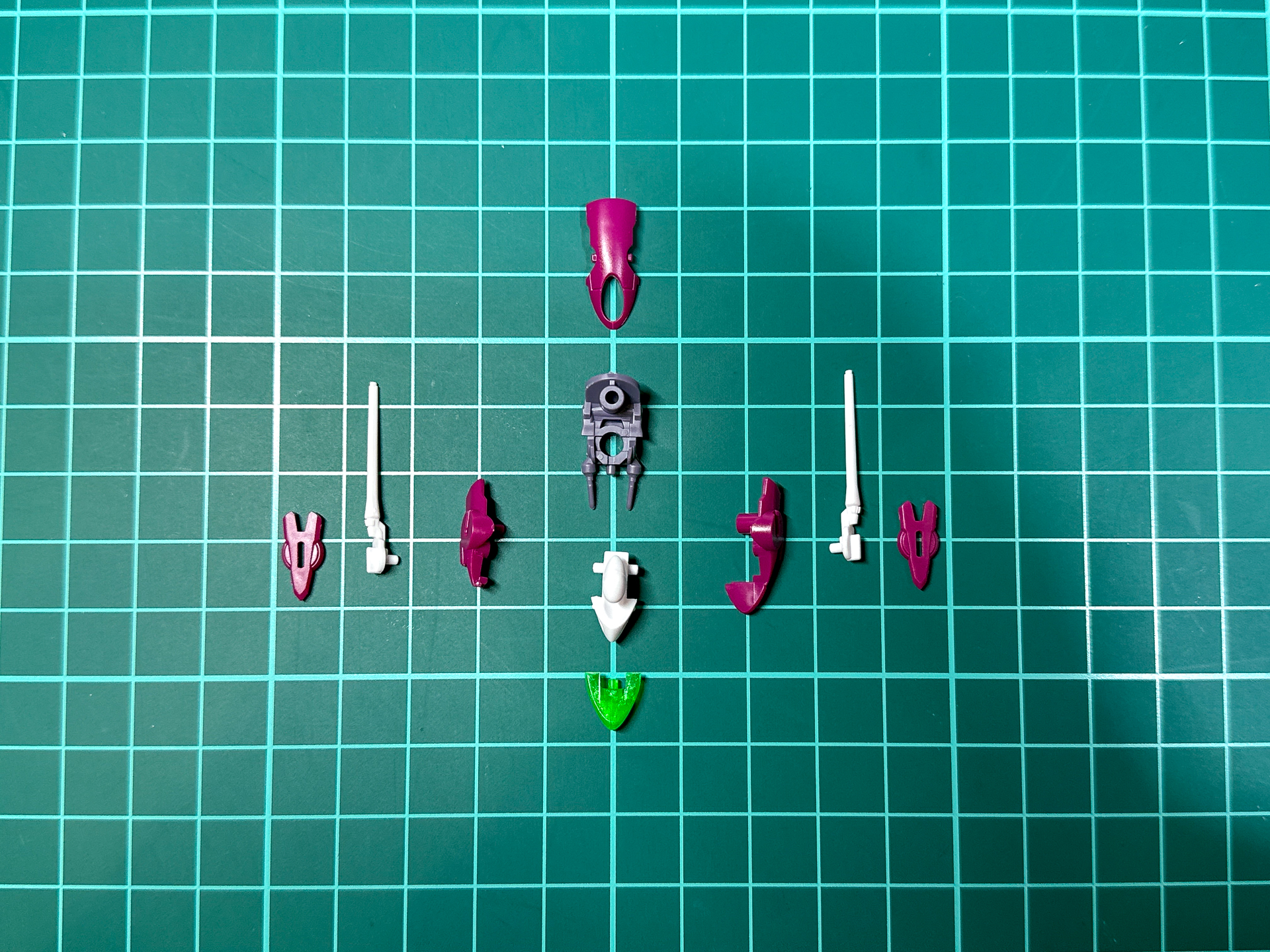 パーツ状態での頭部パーツ。頭部機銃数とセンサー形状が変更しています。