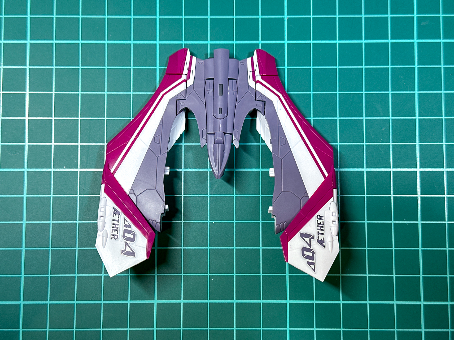 完成した主翼部は、成型色の変更で印象が大きく変わります。