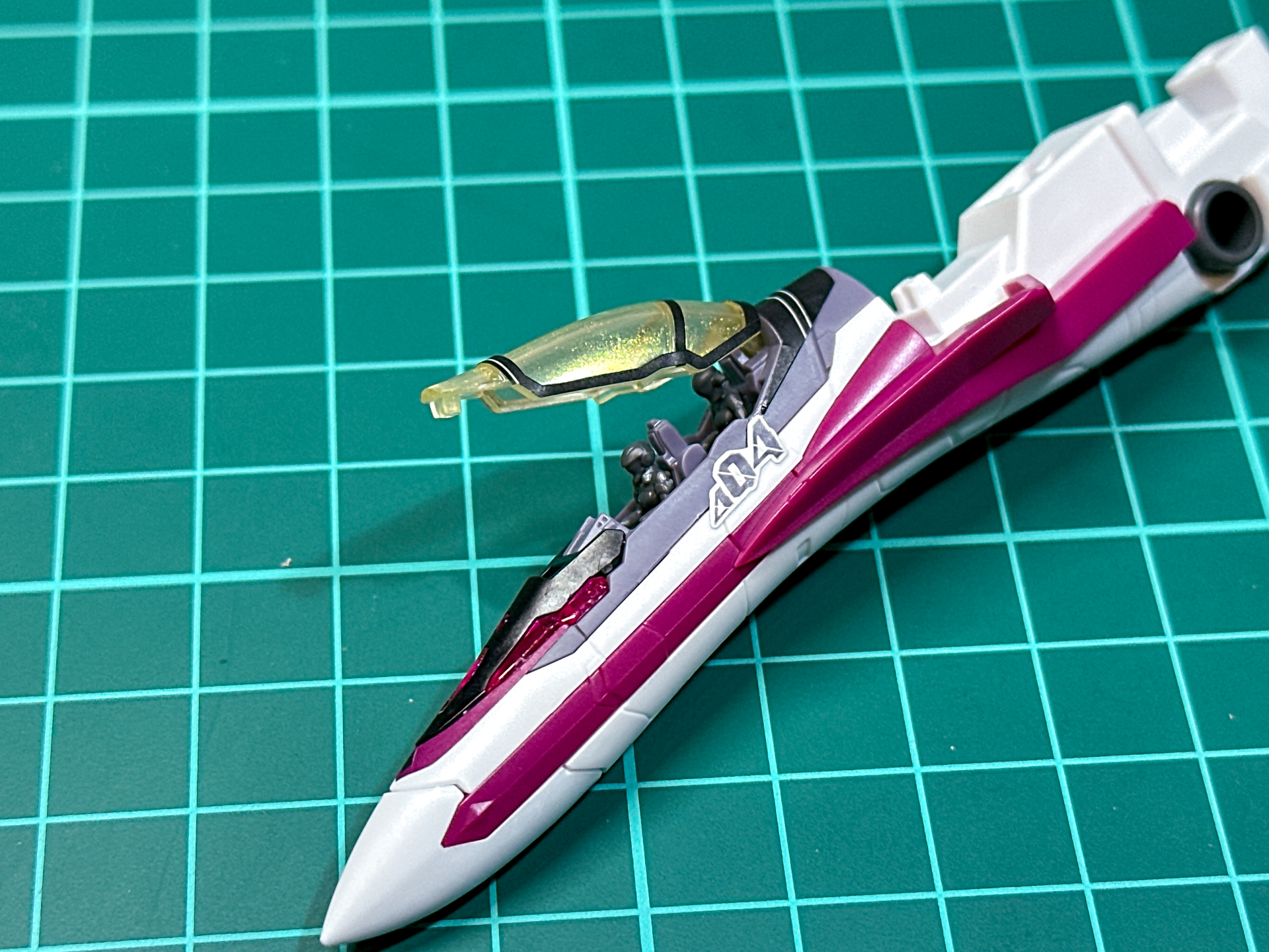 パイロットフィギュアはハヤテとミラージュの違いが確認できます。