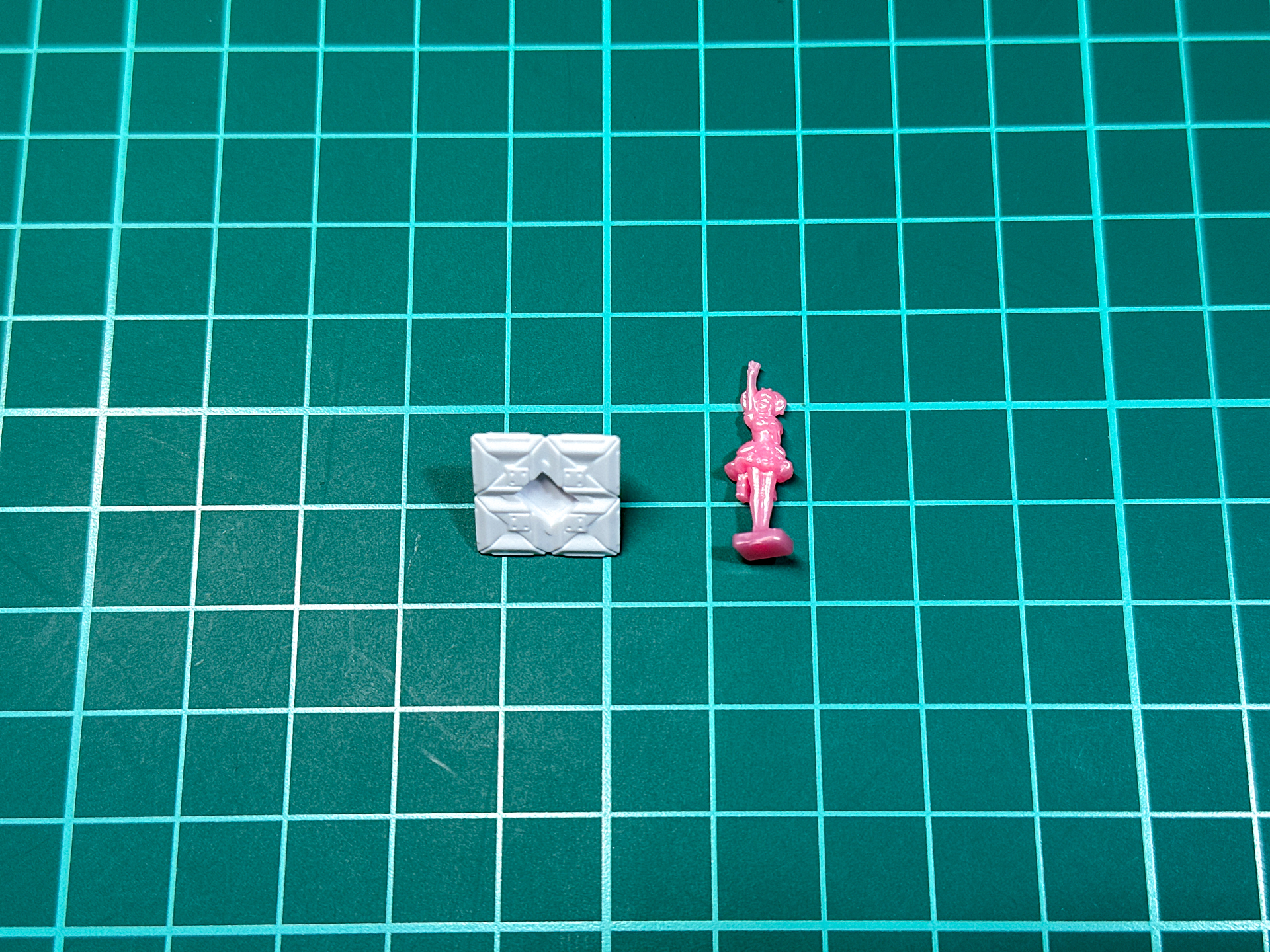 マキナ・中島のフィギュアも本人と認識できる細かい造形です。