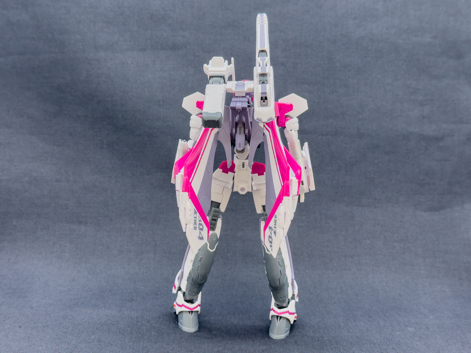 背面の主翼はインサート成形による色分けです。