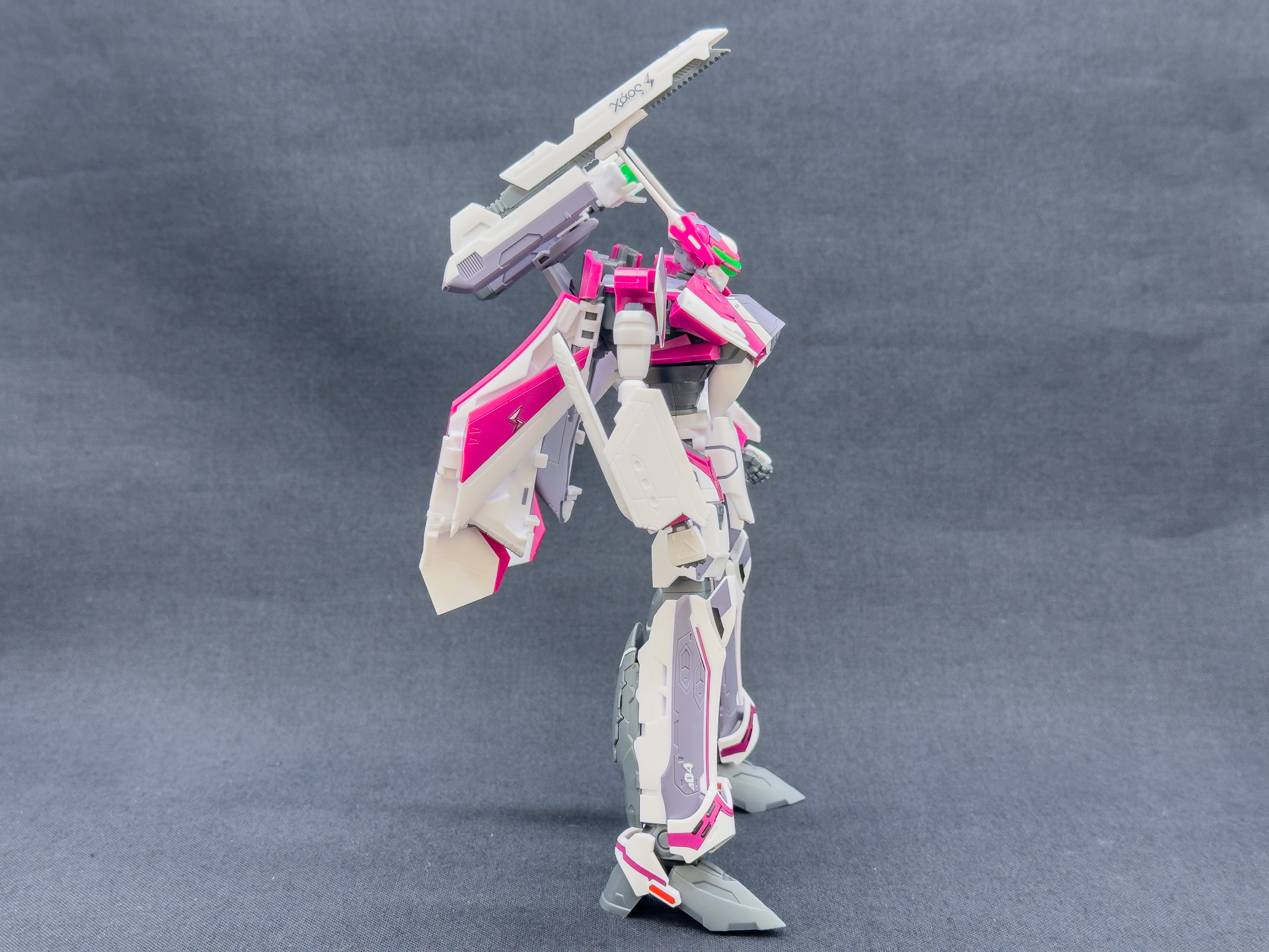 腕部固定武装のミニガンポッドは回転させることで展開可能です。