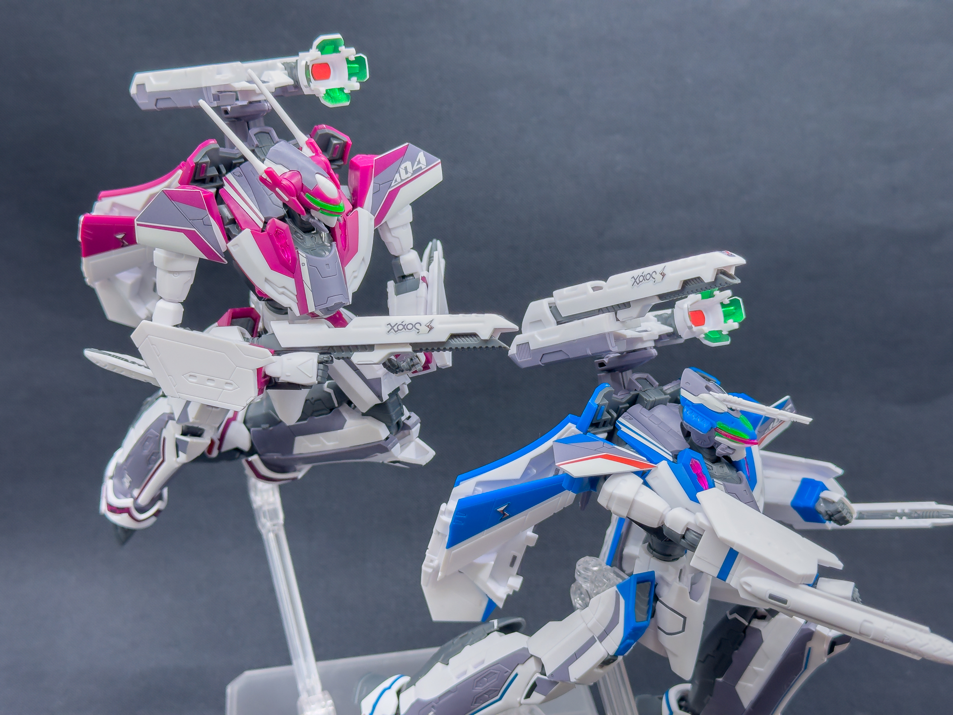 VF-31CバトロイドとVF-31Jバトロイドでポージングさせてみました。並べることでより違いがはっきりします。