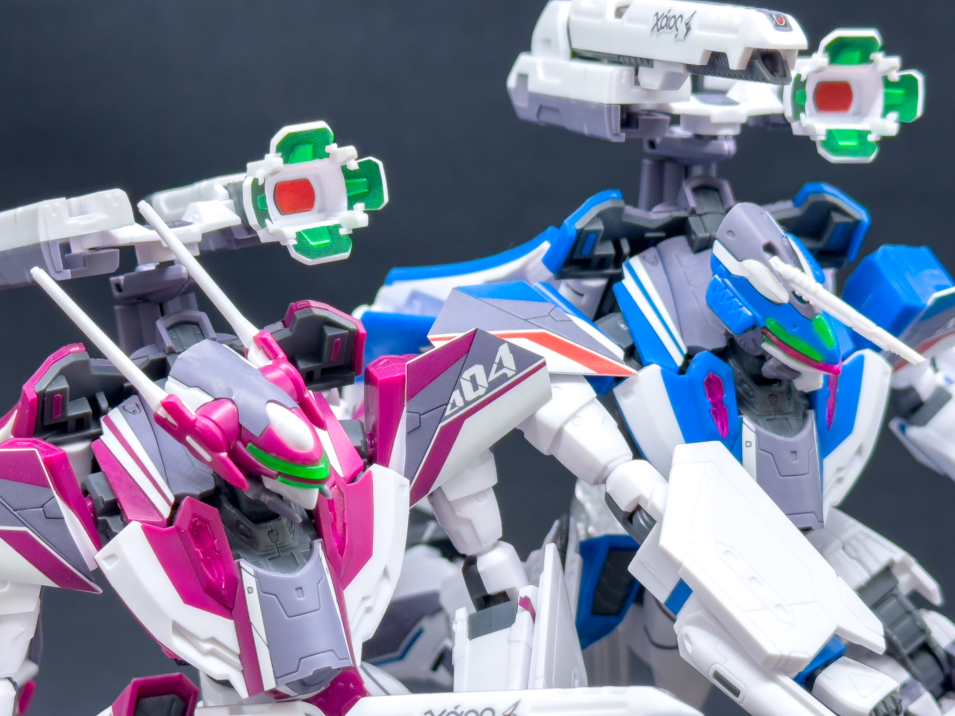 両機の頭部アップ。頭部の造形は完全新規造形です。