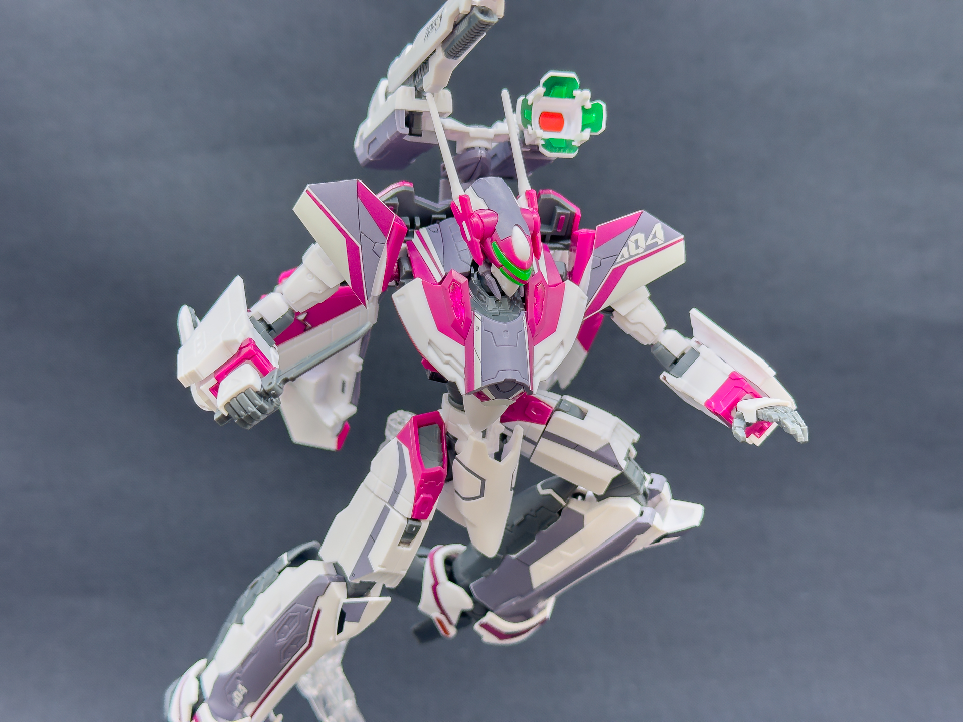 アサルトナイフを構えたVF-31Cバトロイド。武装はJ型と同じものが付属します。