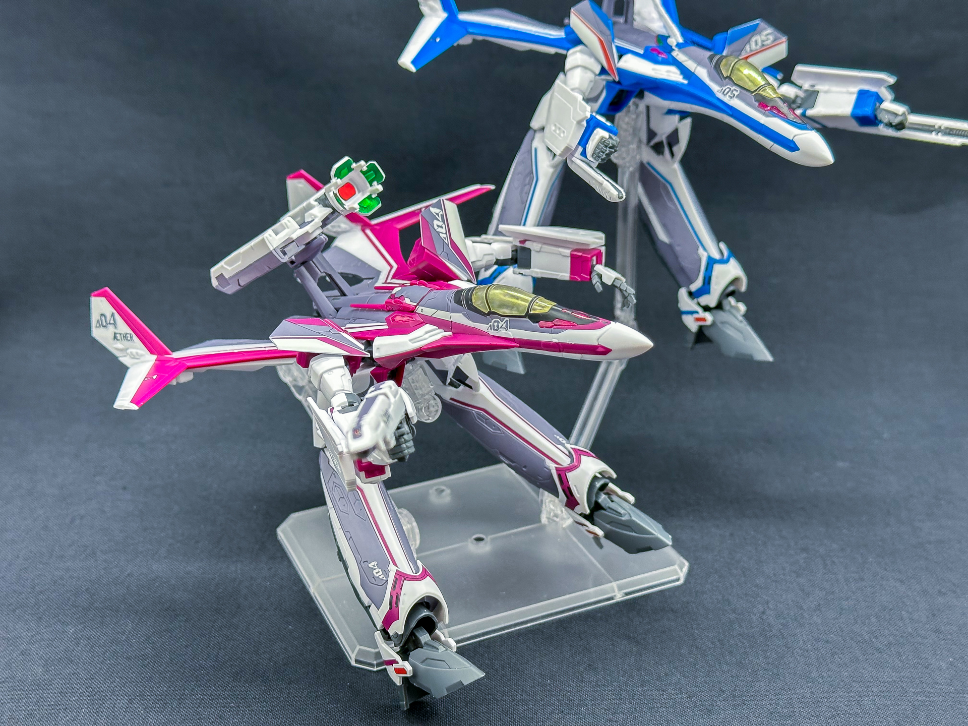 VF-31CガウォークとVF-31Jガウォークでポージングさせてみました。配色の違いで印象が変わります。