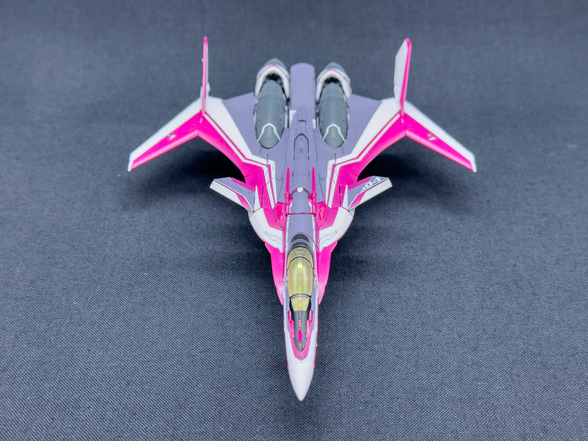 J型同様前進翼を持つ形状です。