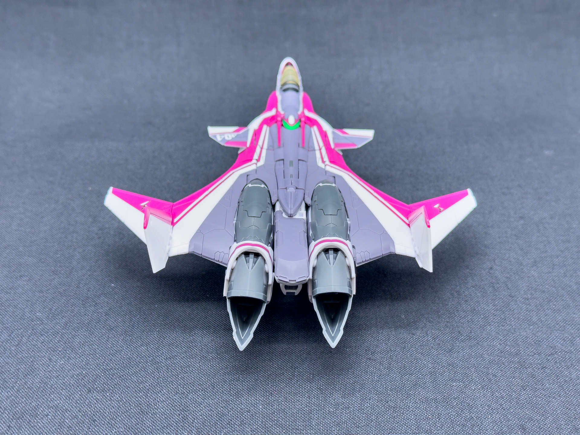 足首の可動を活用し、スラスターノズルの角度を調整できます。