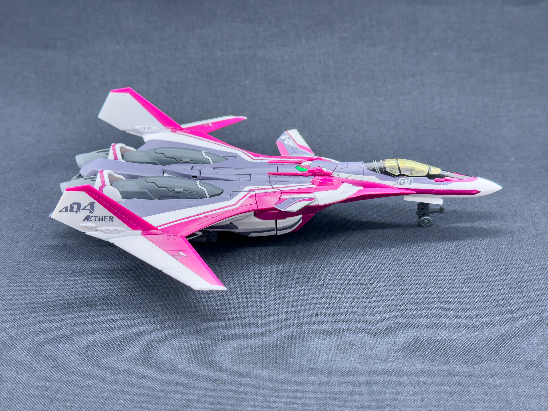 「差替三段変形」によってファイター形態のボディの薄さも忠実に再現できています。