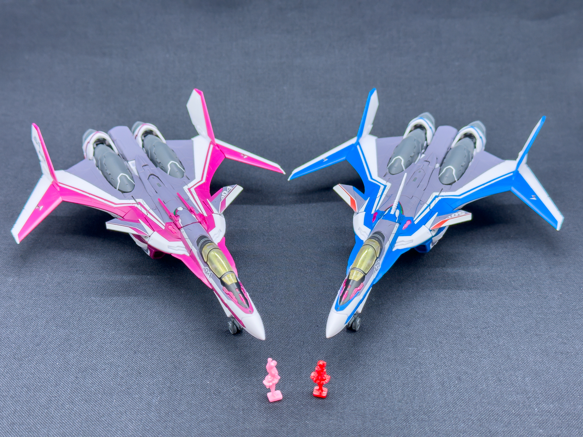 ランディングギアを展開してミニフィギュアと共に展示。