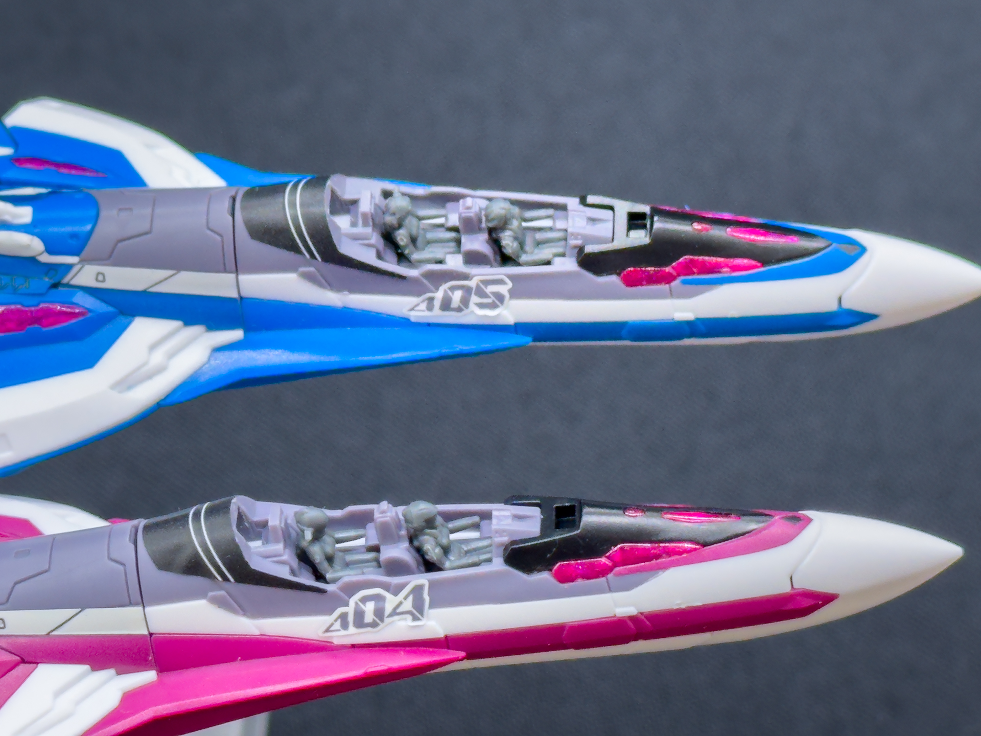 コックピット内部はそれぞれのキャラクターを意識した造形が採用されています。