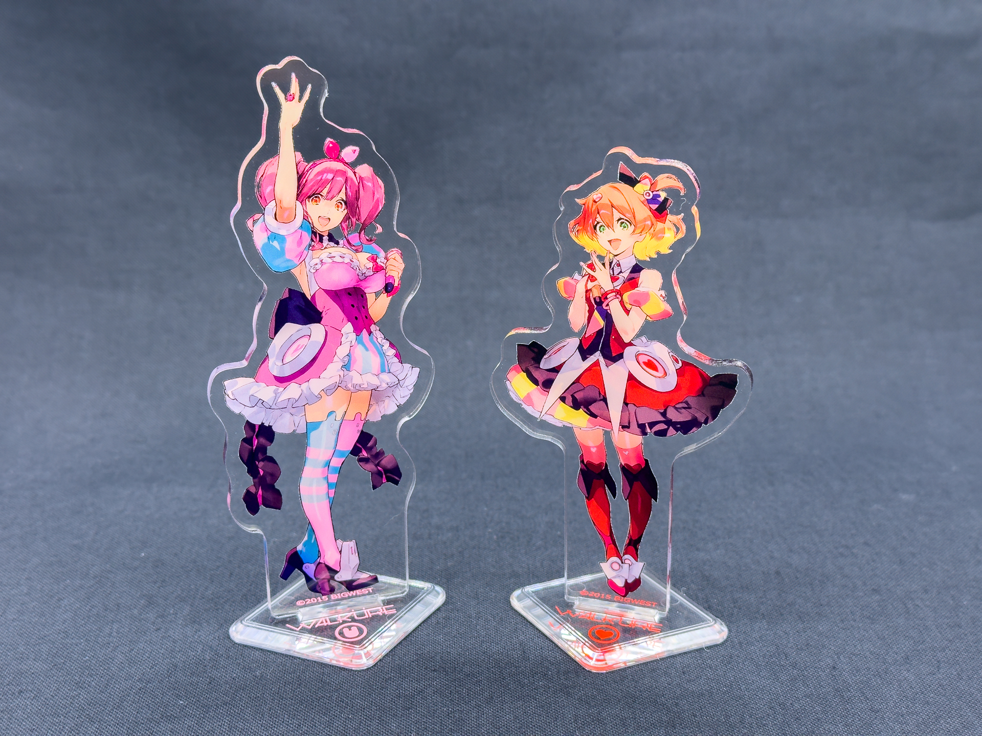 本キットに付属するマキナ・中島のアクリルスタンドとJ型デラックスセットに付属するフレイア・ヴィオンのアクリルスタンド。他のメンバーもコレクションしたくなります。