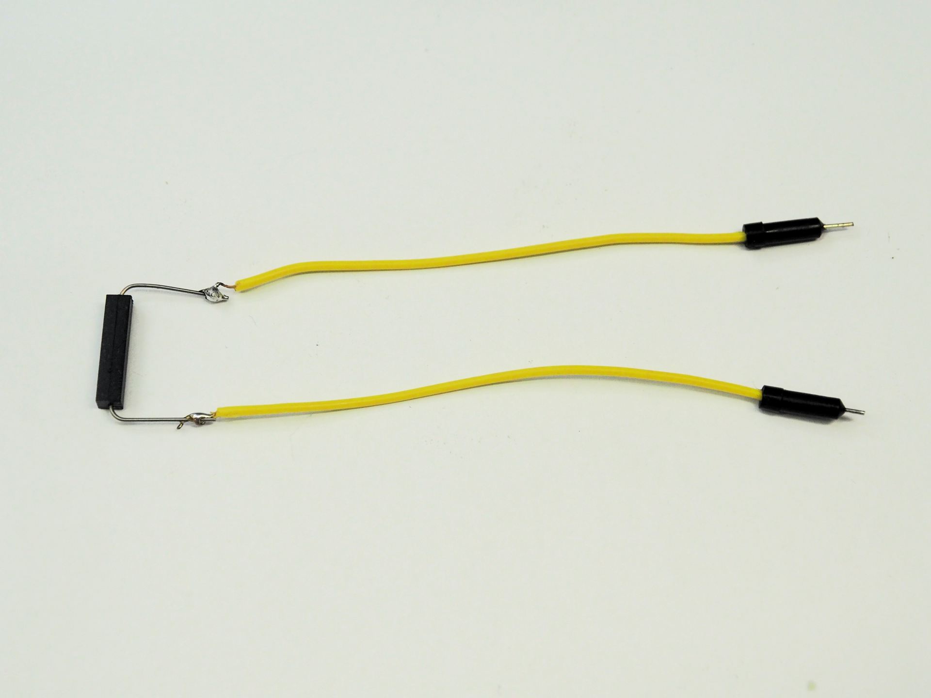 ジャンパーワイヤーの片側を切って、リードスイッチをハンダ付けする