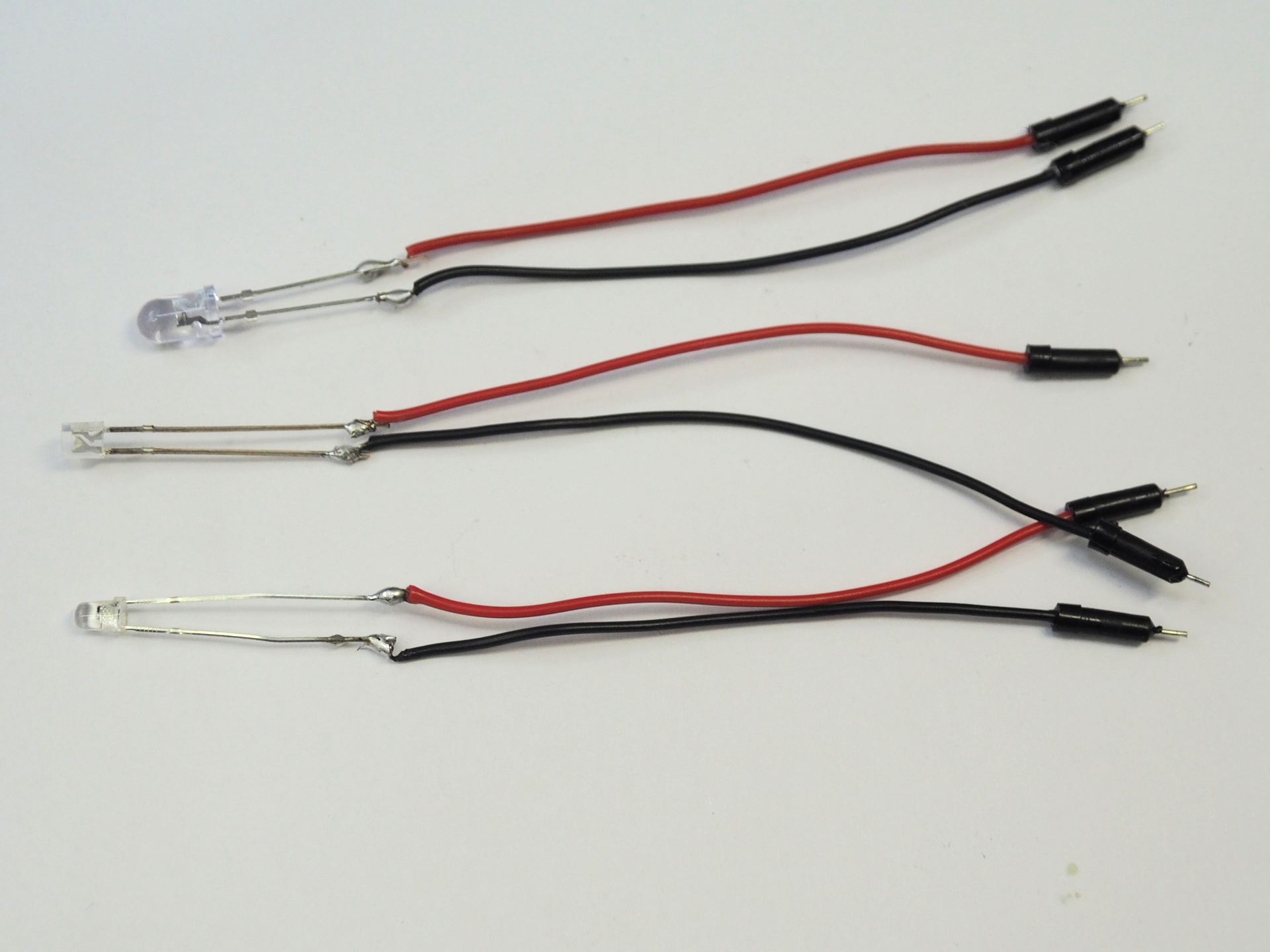 LEDにも同じようにジャンパーワイヤーをハンダ付けする。LEDの2本ある足の長い方がプラスになるので、赤色のケーブルを接続するとよい（模型電光の本体基板の赤色ソケットに差し込む側）