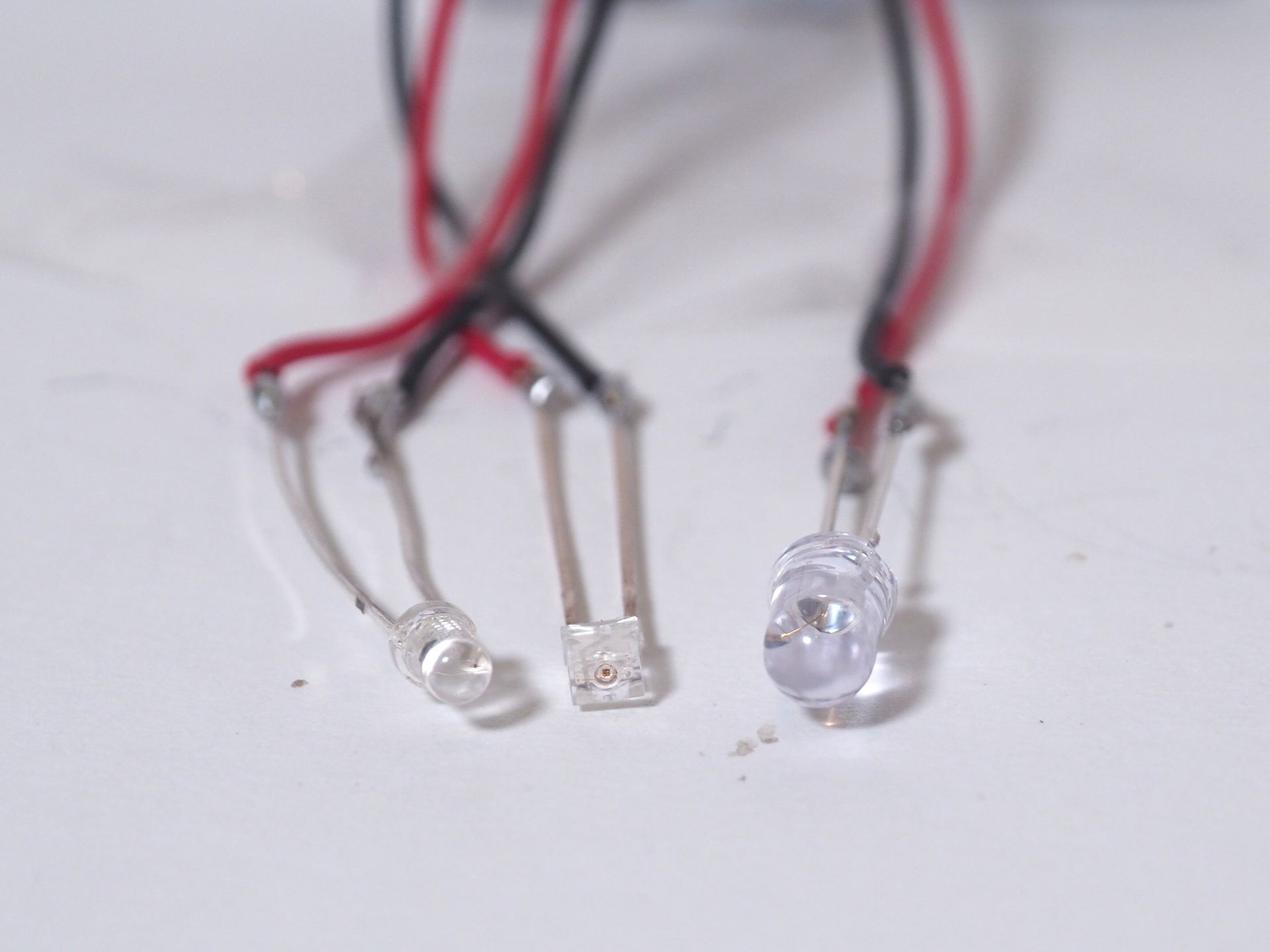 追加したLED。左から自動発光色変化LED、長方形LED、直径5mmの砲弾型LED