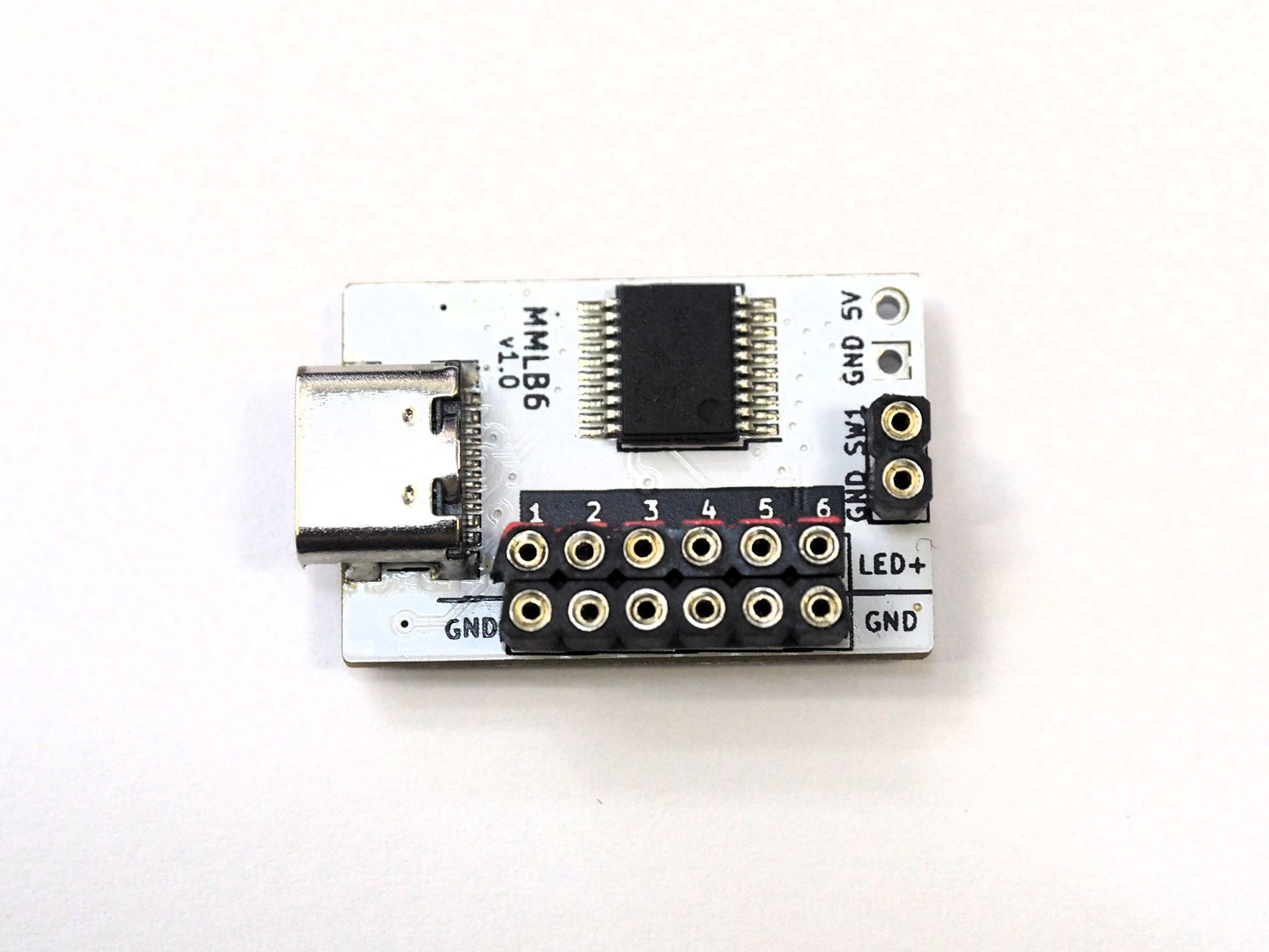 模型電光の本体基板の表面。PICマイコン「PIC18F14K50T-I/SS」が実装されている