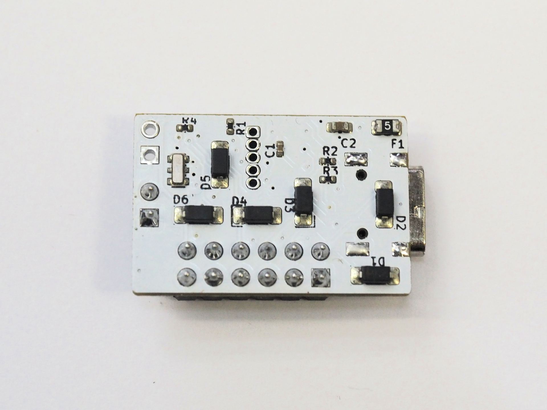 模型電光の本体基板の裏面。裏面は背の低いチップ部品しかないため、あまり凹凸がない