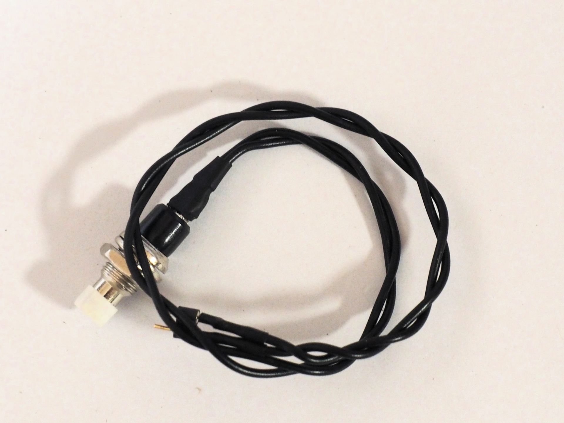 スターターキットに含まれている押しボタンスイッチ