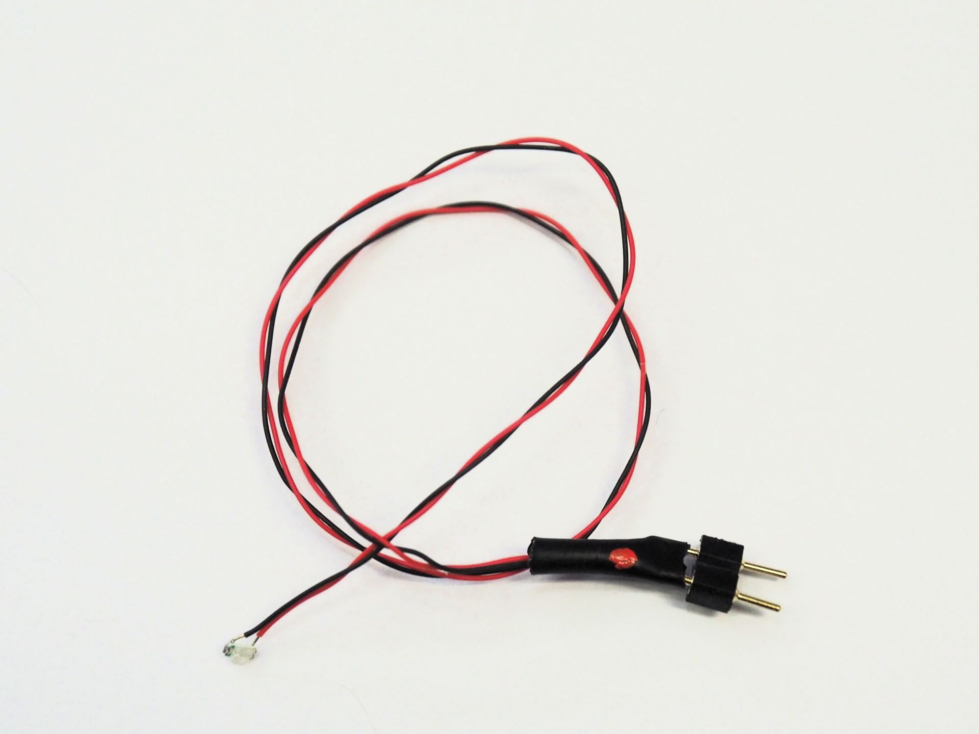 LEDユニットにはあらかじめコネクタが接続されているので、ハンダ付け不要で模型電光の本体基板のソケットに差し込むだけで使える