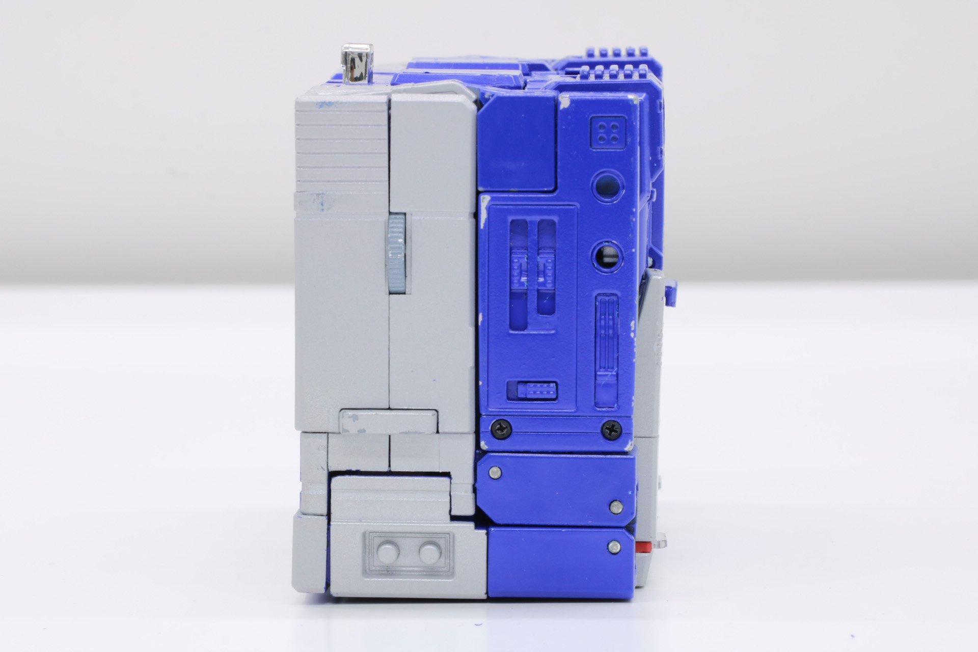 ボリュームのつまみや外部電源のプラグ造形も入っている