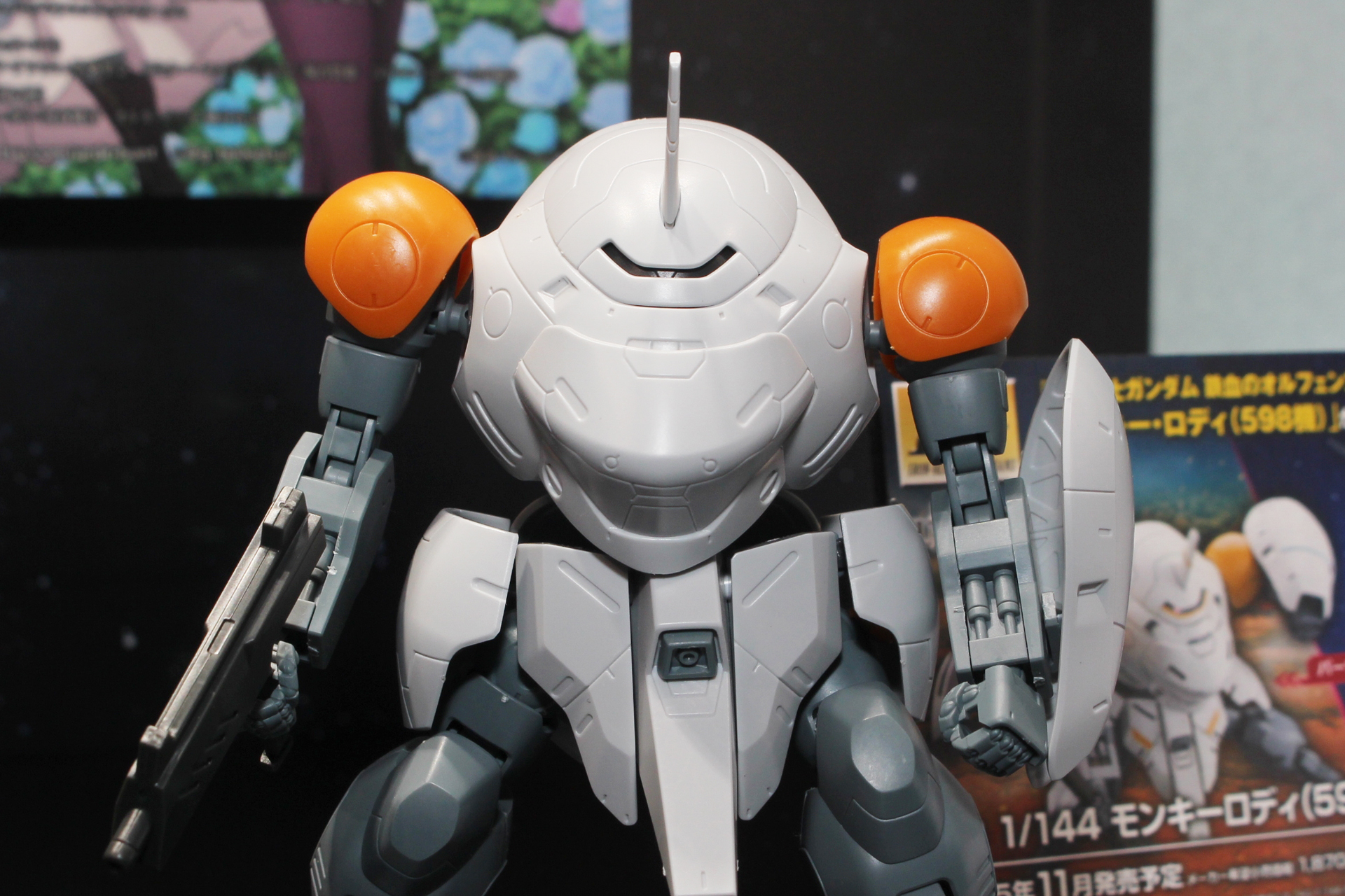 頭部の飾りと鮮やかなオレンジの肩アーマーを持つ598専用の隊長機を再現