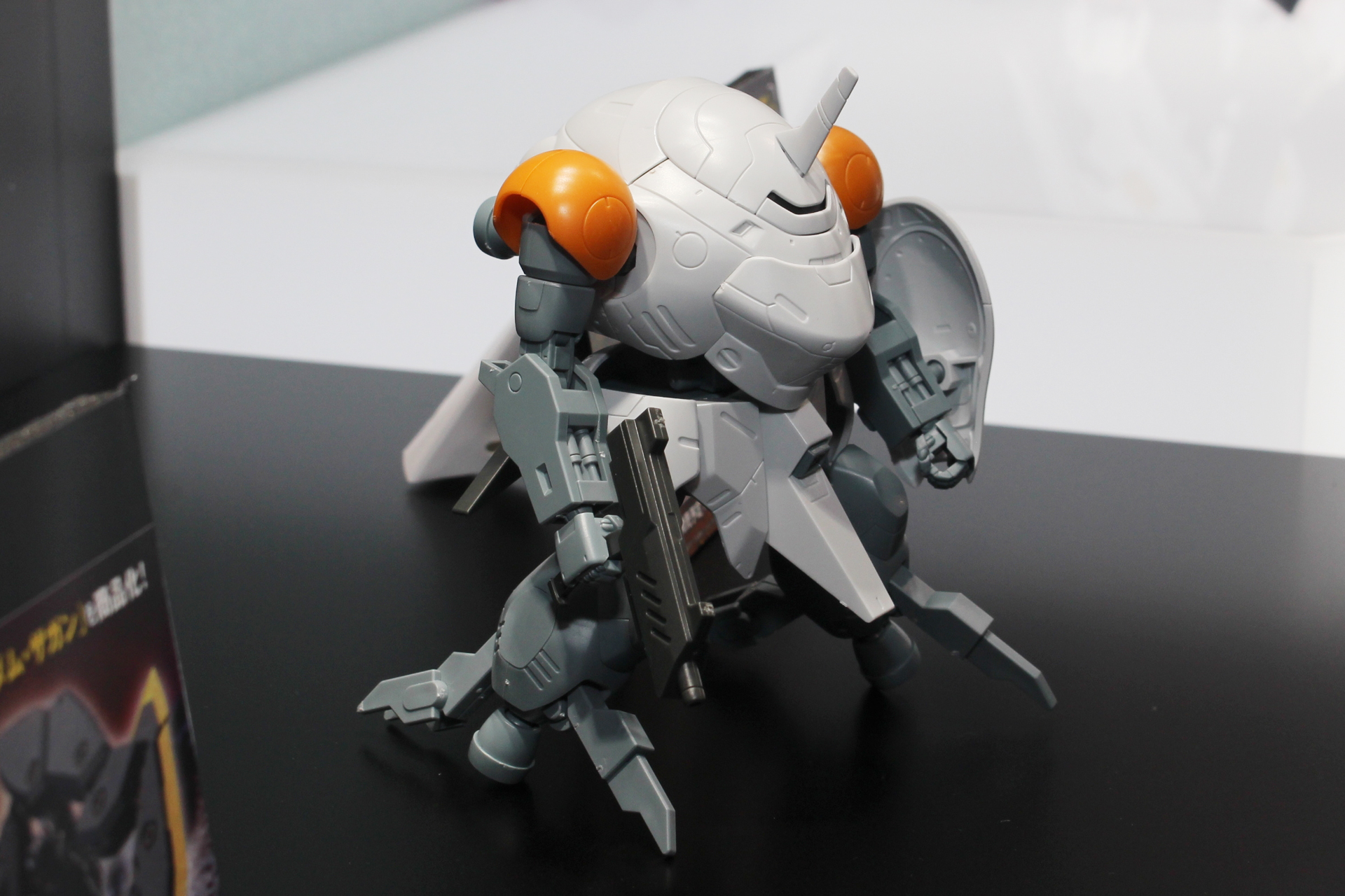 サンプルに装備されているのは武装はサブマシンガンとシールド。これ以外に2種の武装が付属