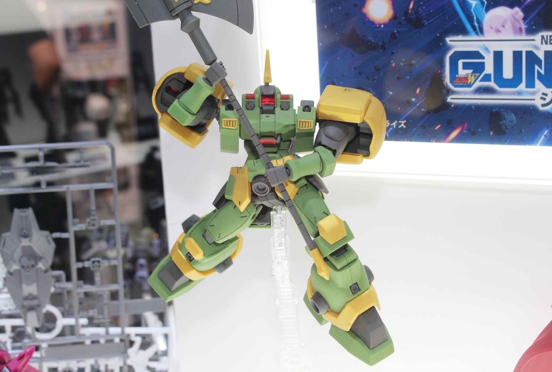 リーオーのカスタム機「レオン」をHGシリーズのフォーマットで立体化。グリーンとイエローのカラーが映える