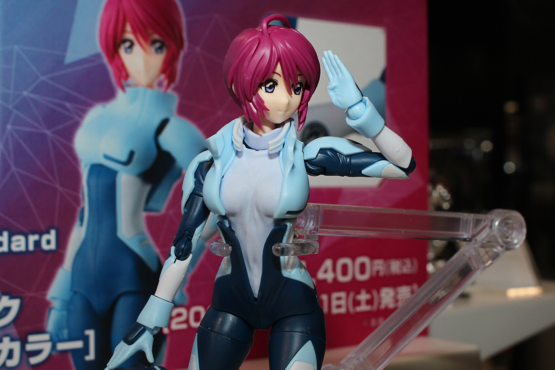 パイロットスーツの胸元を大きく開いたポーズも別パーツで再現される