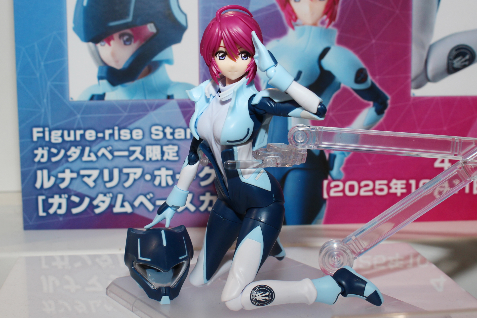 フェイスパーツはタンポ印刷が施されたものと、水転写式デカールで瞳を選択できるものが付属する