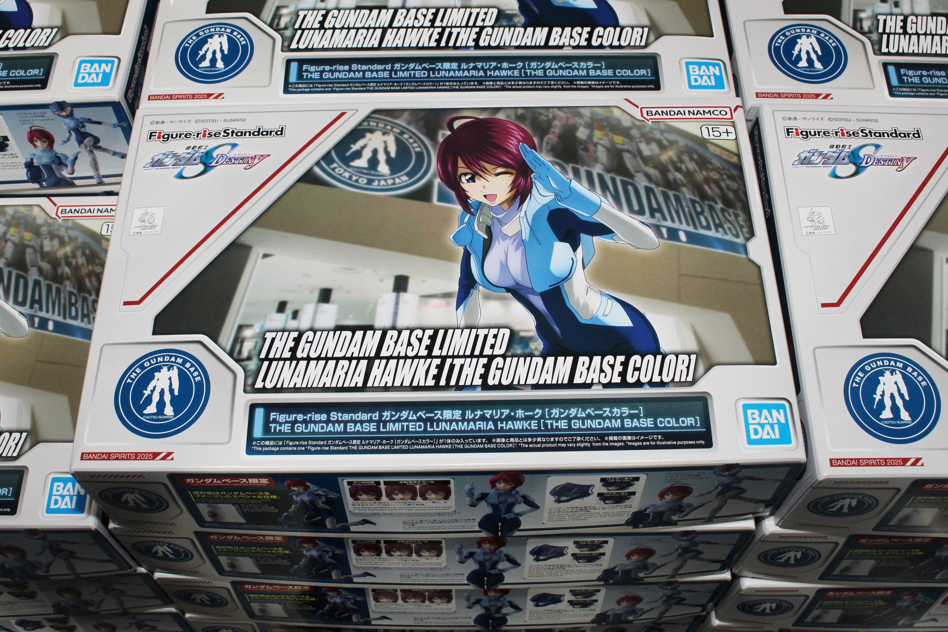 ルナマリアのパッケージ。背景にはガンダムベース東京の写真がコラージュされている