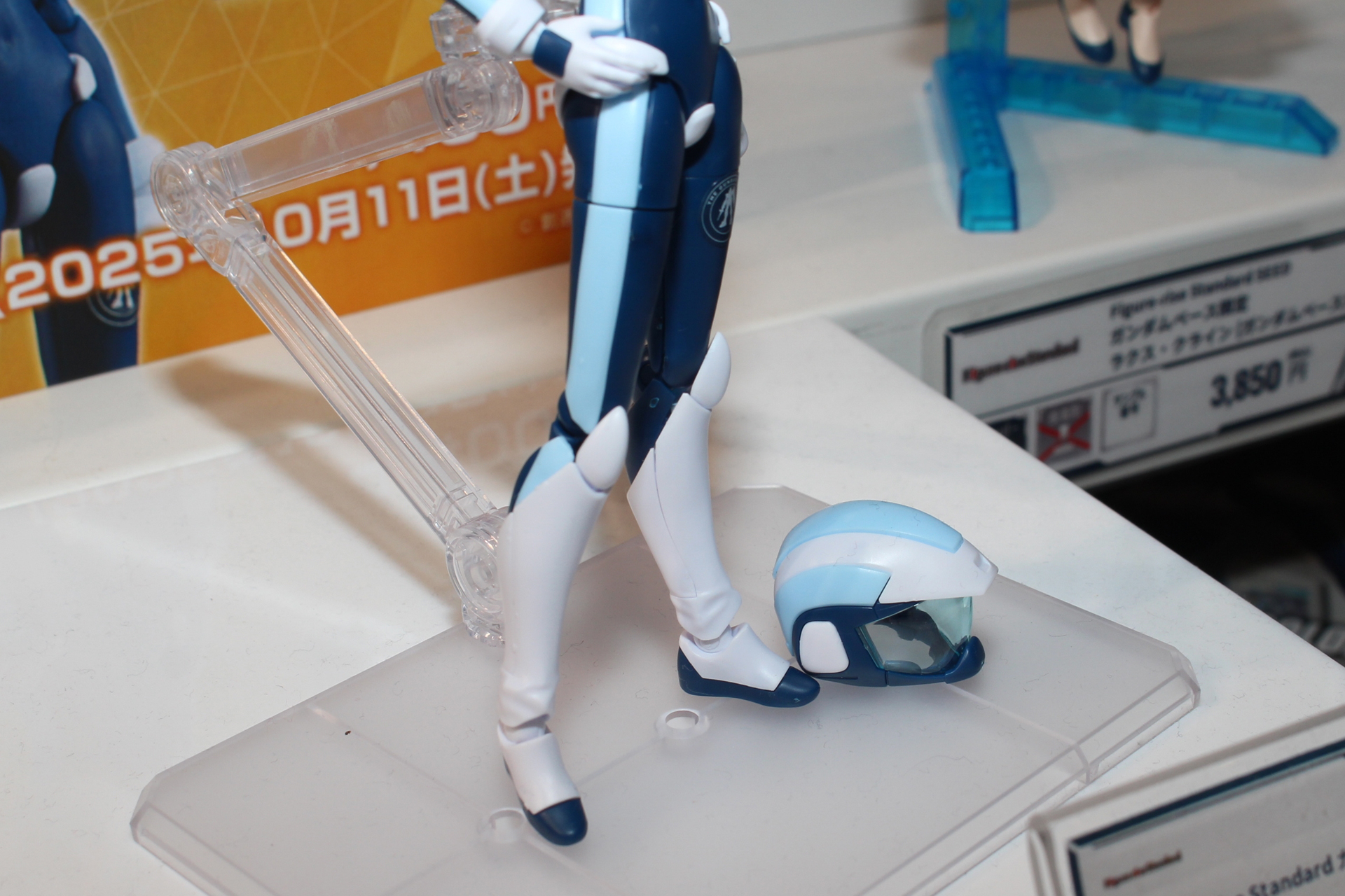 ヘルメットは着脱だけでなく、バイザーの開閉も再現される