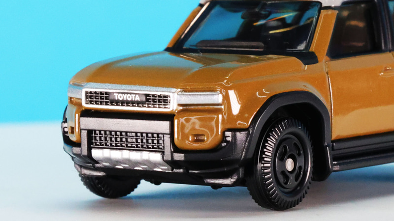 グリルガードとアンダーガードのシルバー塗装、グリル内の“TOYOTA”ロゴなどシャープに表現されています