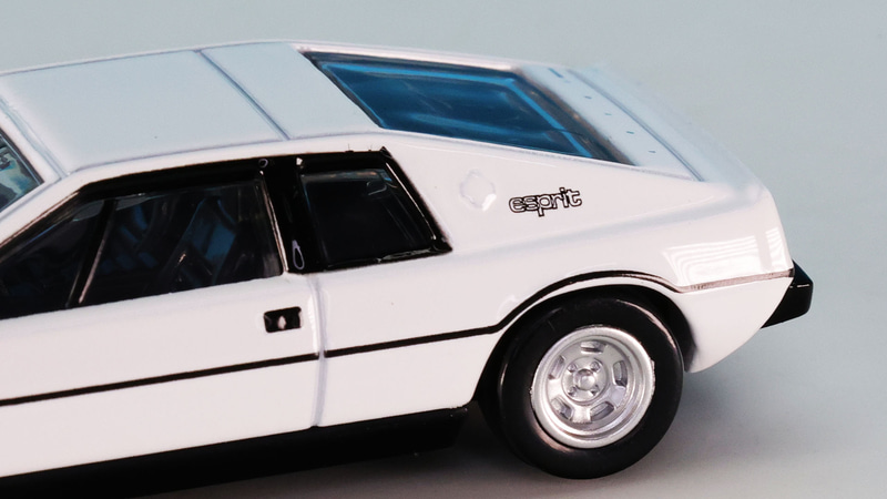 リアピラーには“esprit”のロゴをプリントしています