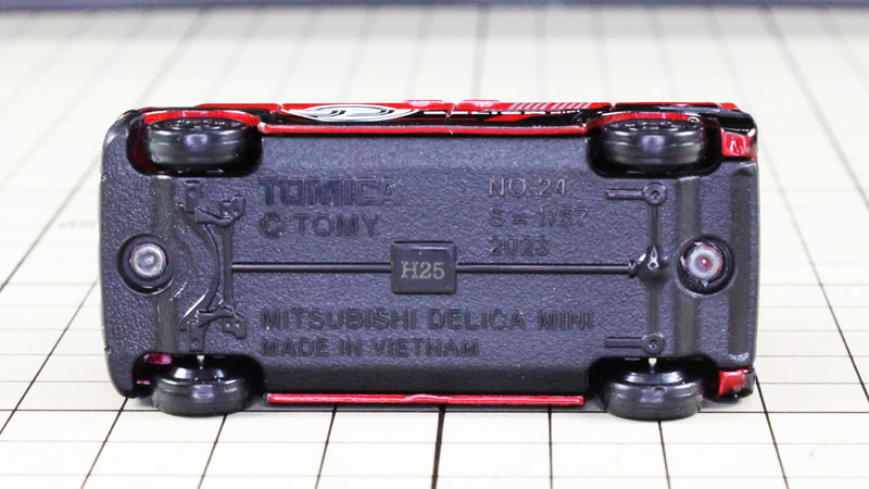 シャーシ：中央に走るプロペラシャフトがあることから4WDモデルとわかります