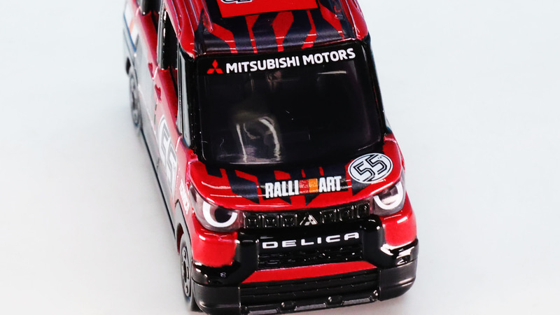 フロントウインドウの上端には三菱の赤いスリーダイヤ、“MITSUBISHI MOTORS”のロゴがプリントされています