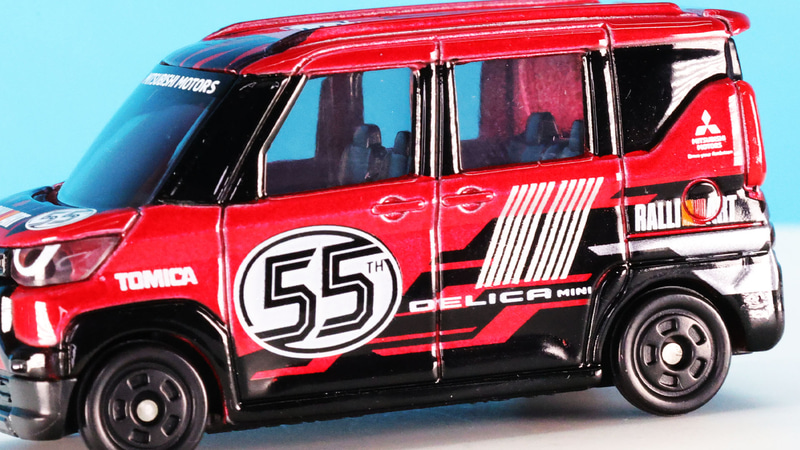 サイドの55周年ロゴやDELICA MINIのストライプなどとてもシャープに表現されています