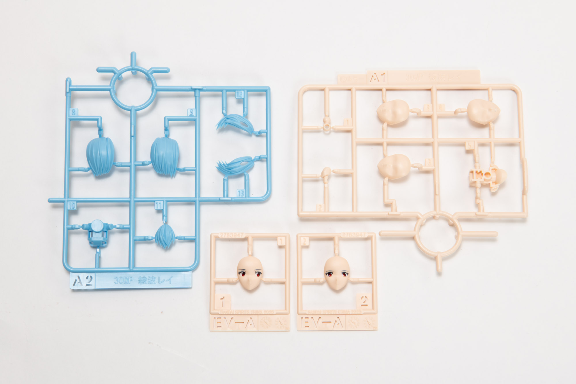 顔周りのパーツ群。非常に髪の色が綺麗な仕上がりだ。顔の印刷も精巧な印象。