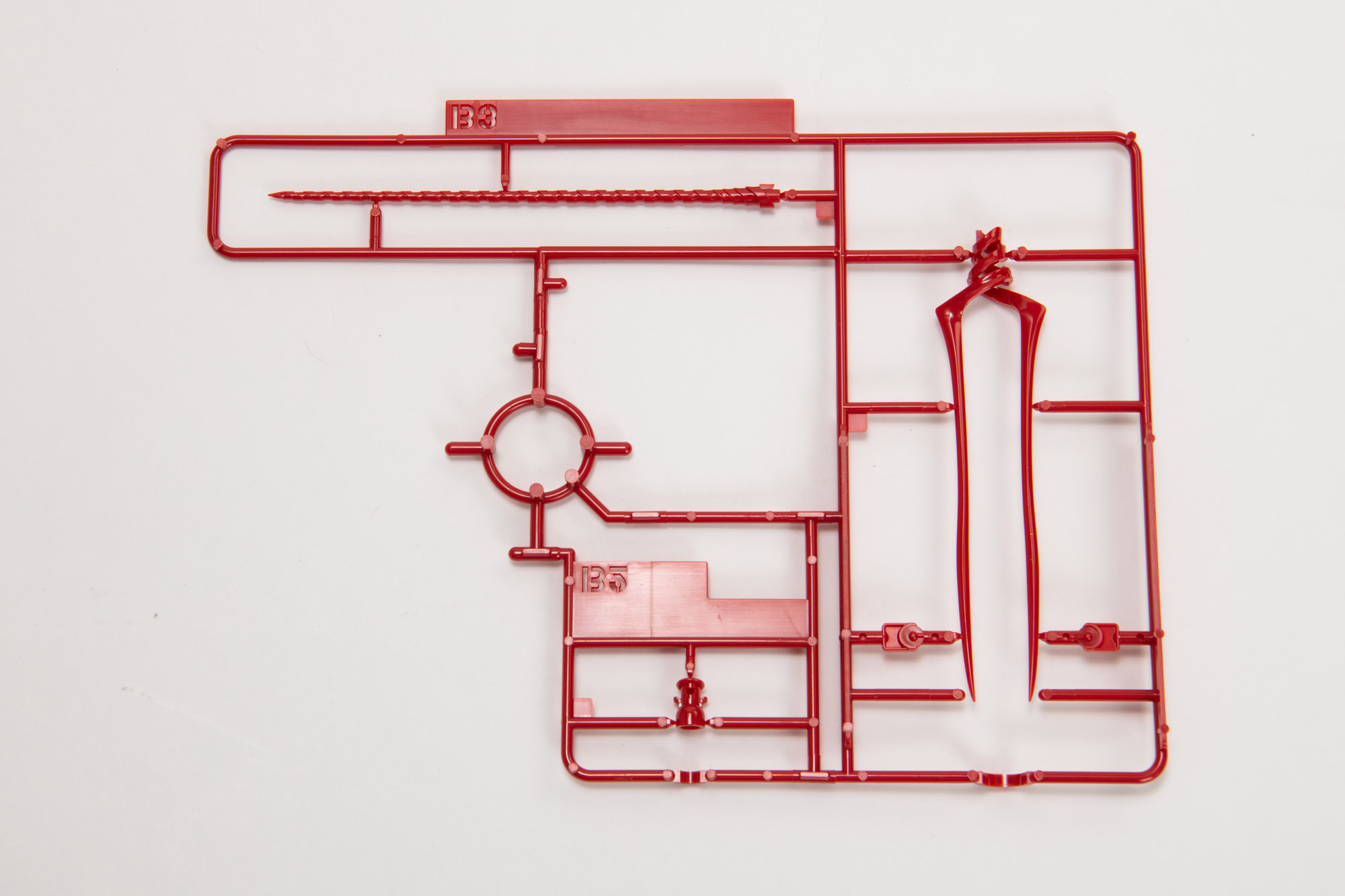 ロンギヌスの槍の造形が非常に細かく、艶ありの仕上げになっている。
