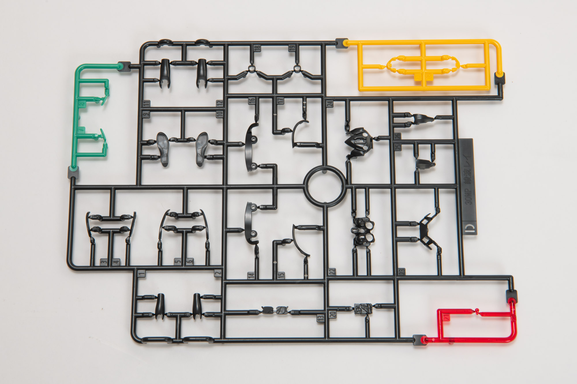 色プラ構成で、腕や足の黒いデザインが主。プラグスーツのポイントカラーを抑えている。