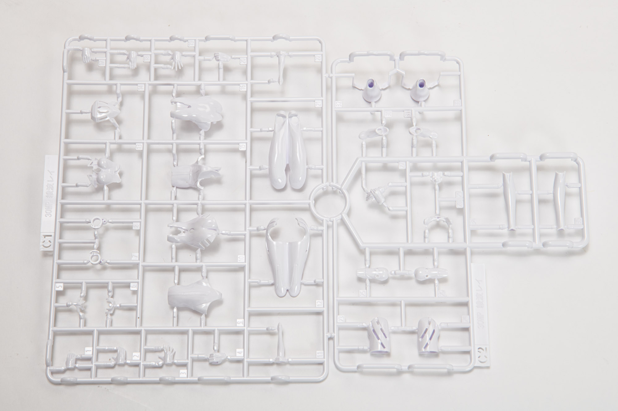 メインのプラグスーツのパーツ群。艶ありとなっていて非常に美しい。