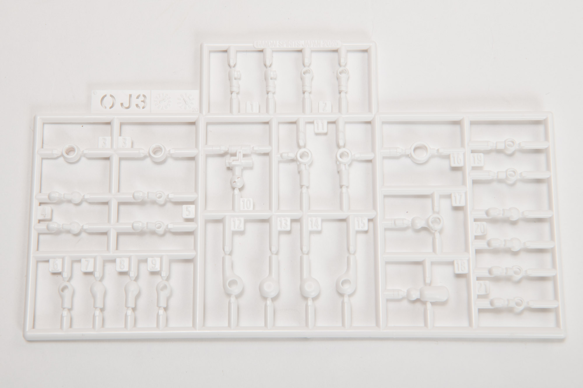 こちらもジョイントパーツ群。太めの作りでしっかりしている。