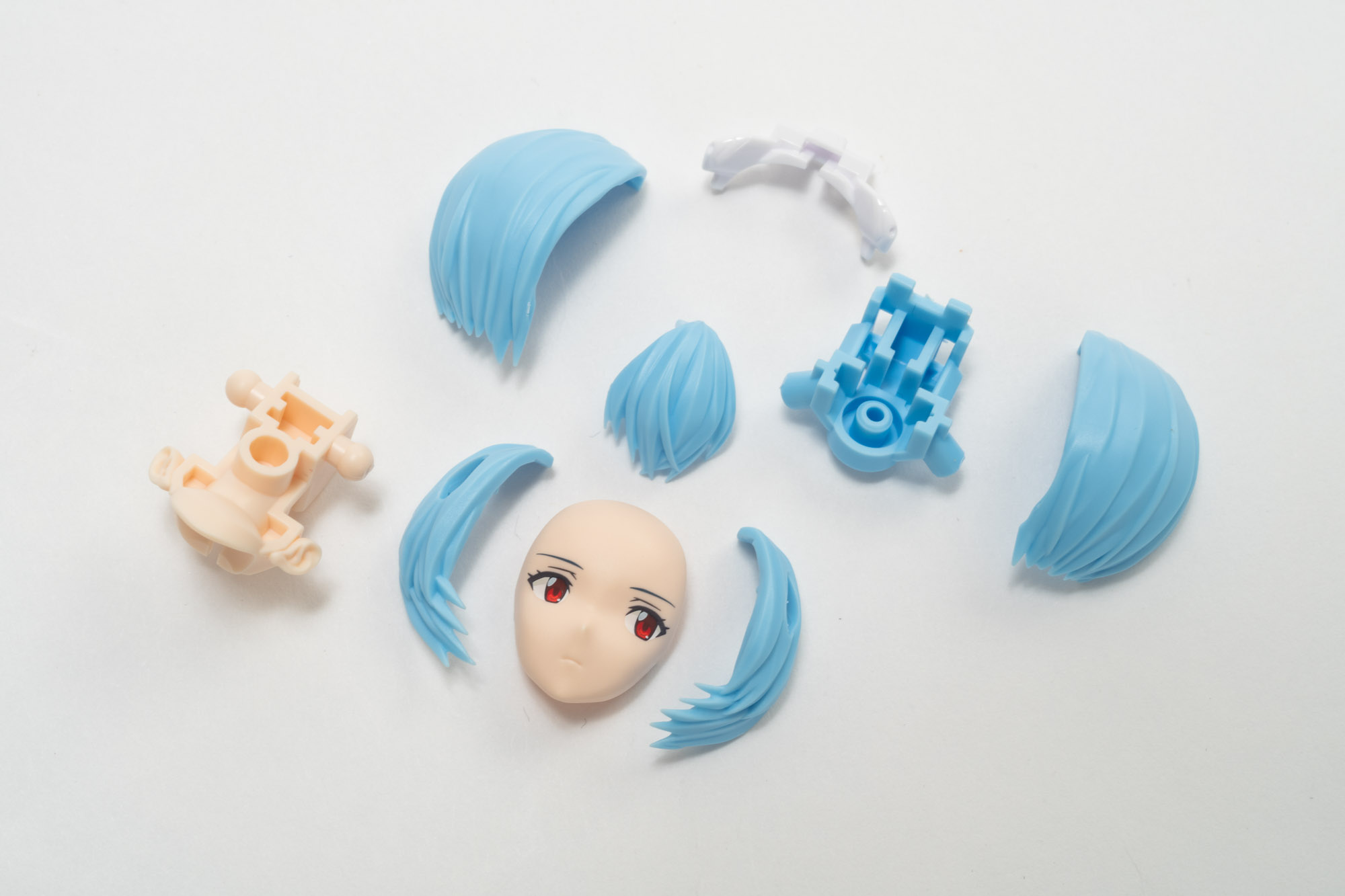 早速頭部パーツ全景。まずはニュートラルな目逸らしフェイスで組み立てていく。パーツ量も少なくすぐに完成する。