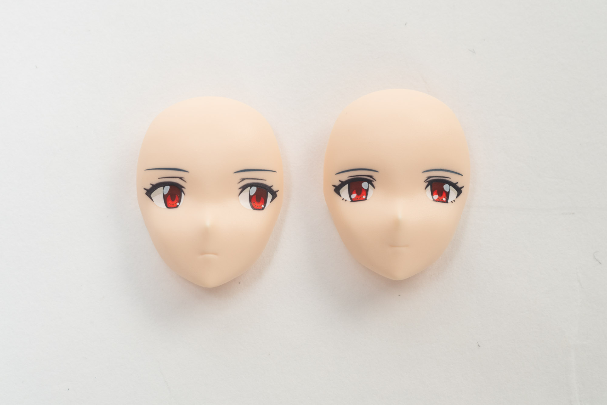 タンポ印刷による顔のパターンは2つ。右の顔は“どんな顔をしたらいいのかわからない”時にこの顔にしたいと思った。