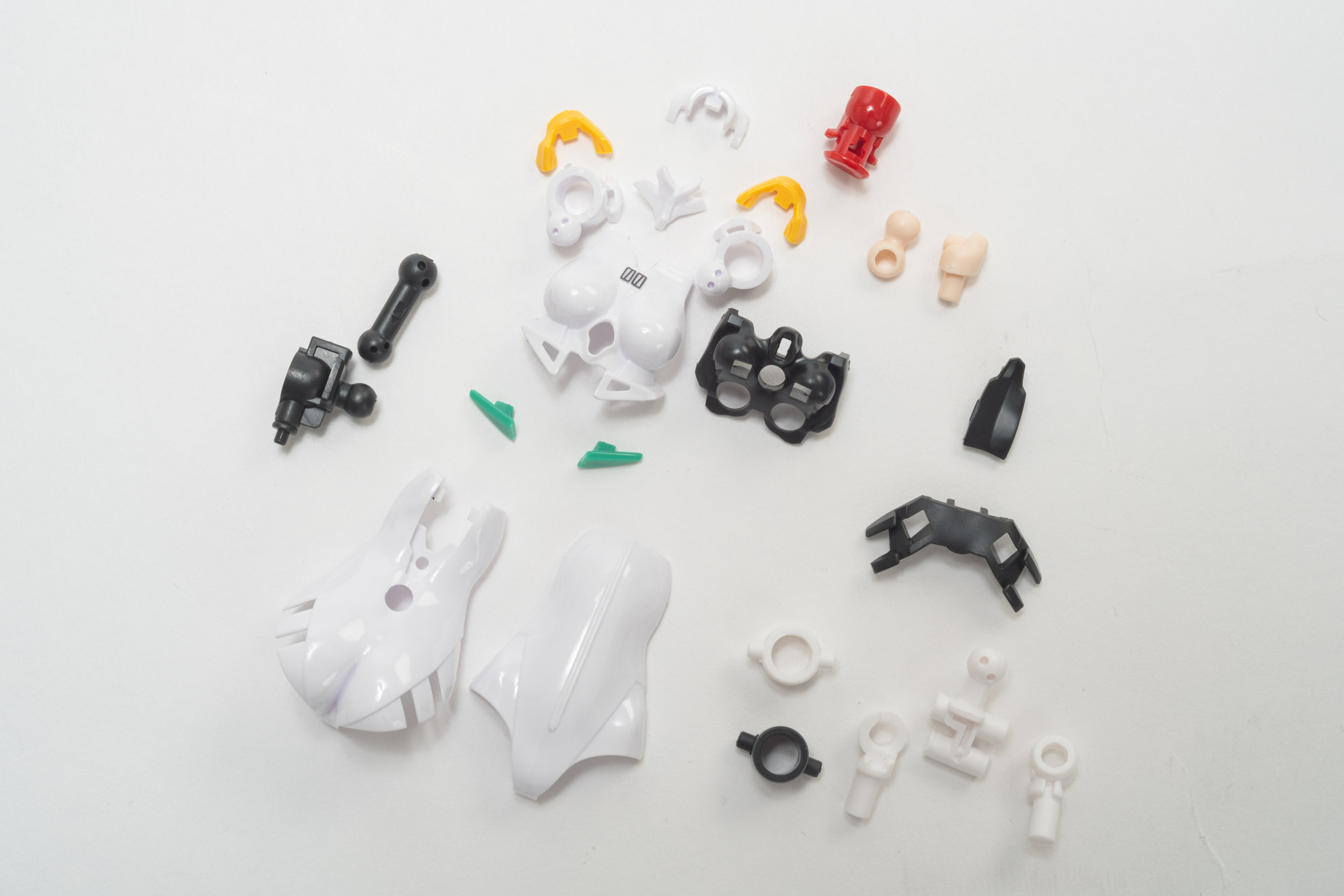 胸部、腰回り全景。肌とは全く別の質感で再現されていて、色味も綺麗だ。細かいパーツも多いので紛失に注意。